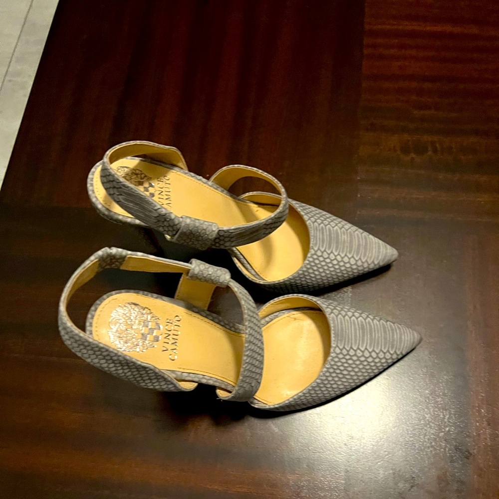 Snake print-pointed toe heel